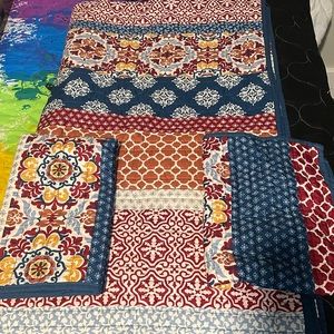 Queen size quilt & pillow shams
